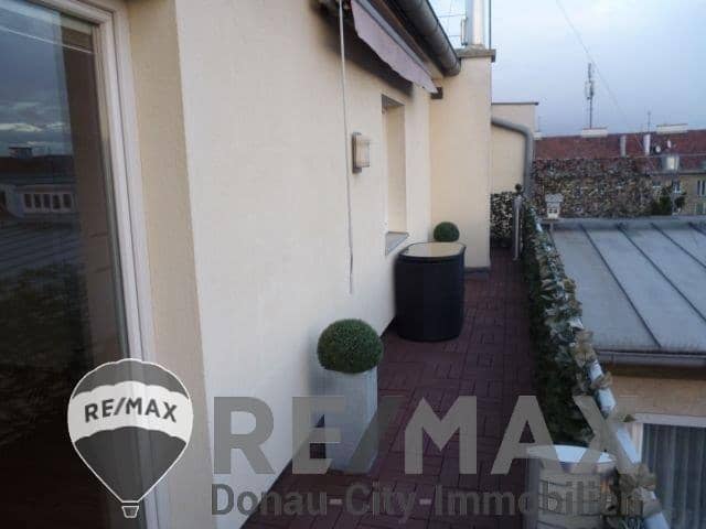 Top floor apartment with terrace in quiet courtyard