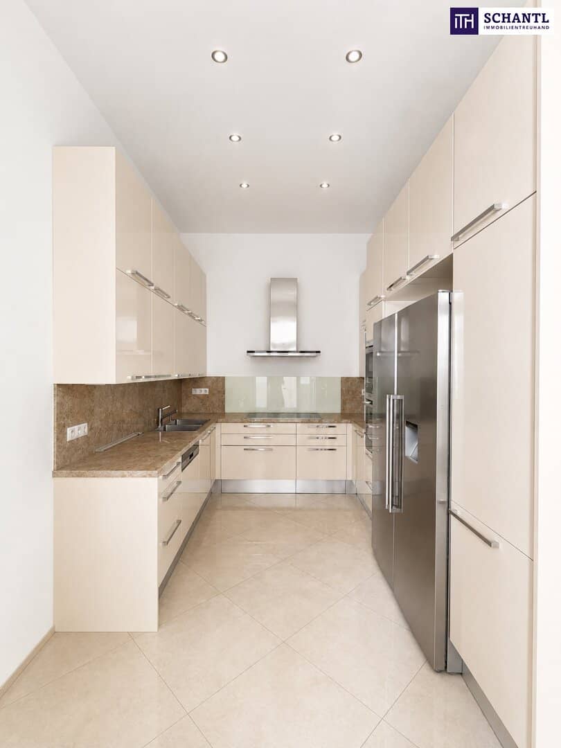 Bright 3-Room Altbau Apartment with Balcony