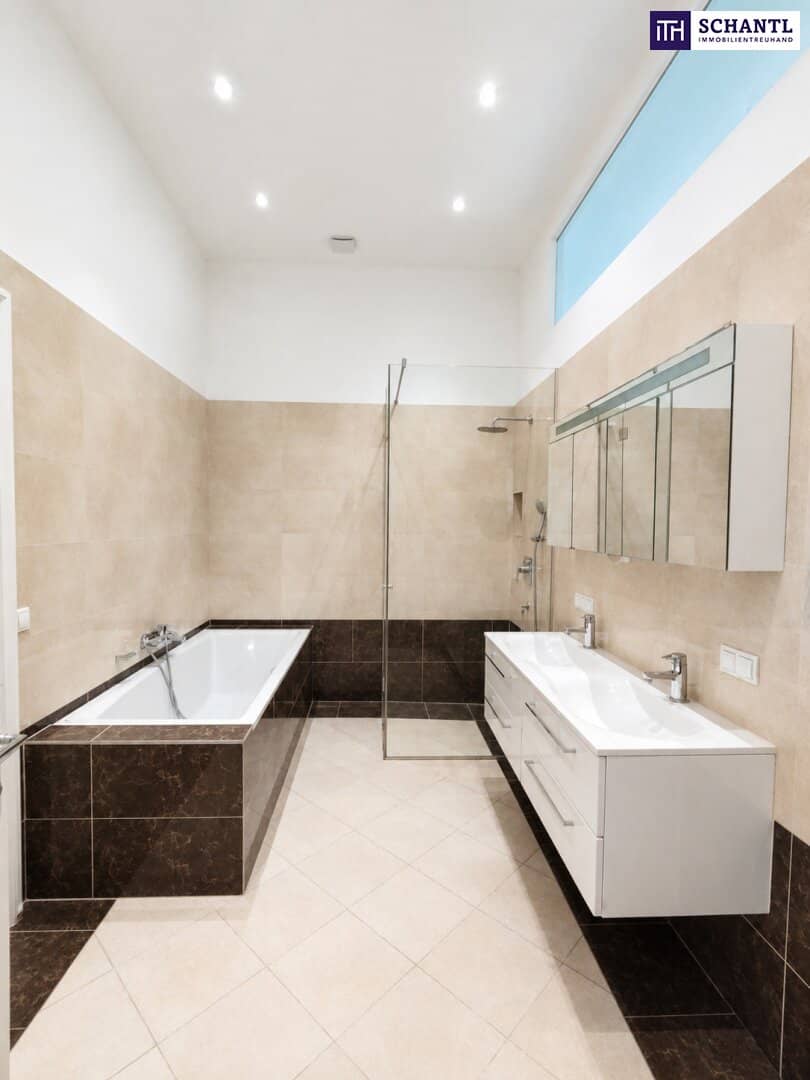 Bright 3-Room Altbau Apartment with Balcony