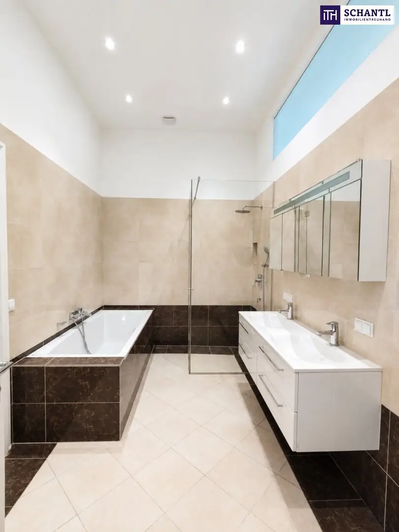 Bright 3-Room Altbau Apartment with Balcony
