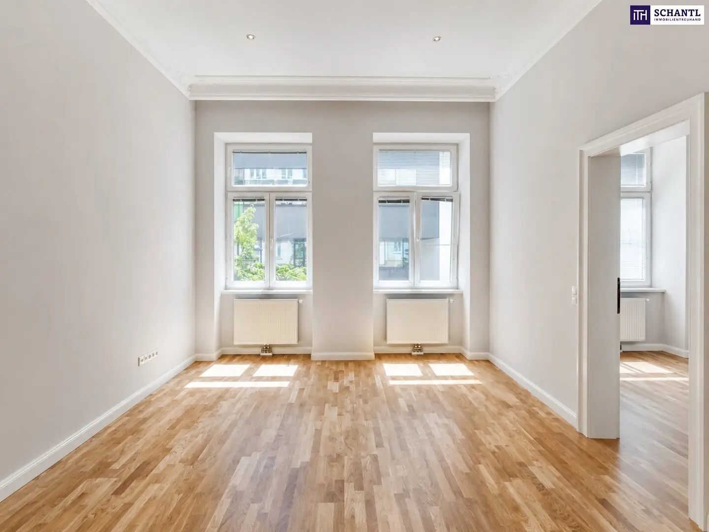Bright 3-Room Altbau Apartment with Balcony