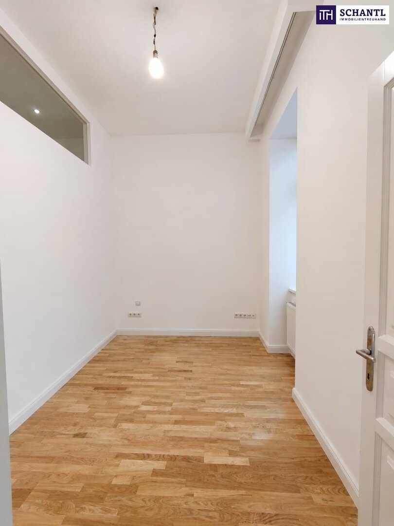 Bright 3-Room Altbau Apartment with Balcony