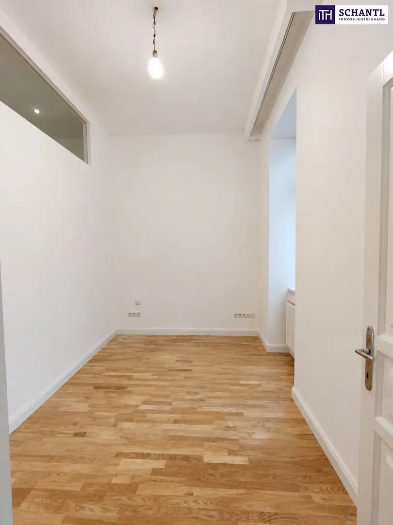 Bright 3-Room Altbau Apartment with Balcony