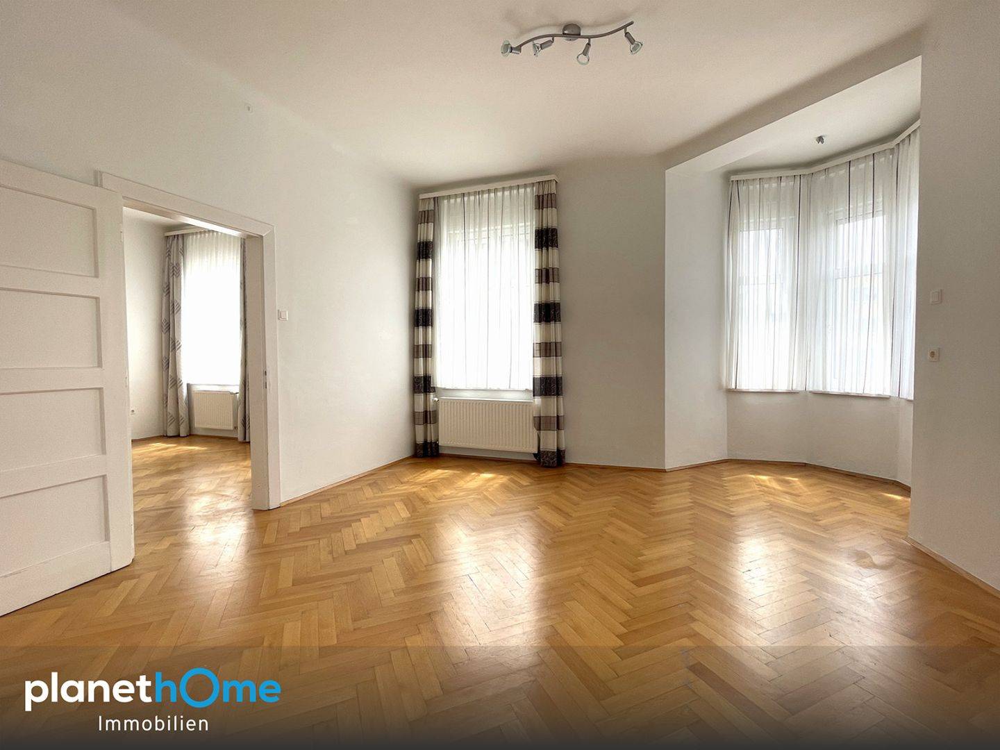 Altbauwohnung im Stadtkern mit hellem Erkerzimmer