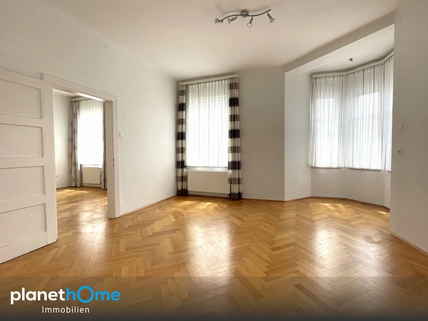 Altbauwohnung im Stadtkern mit hellem Erkerzimmer