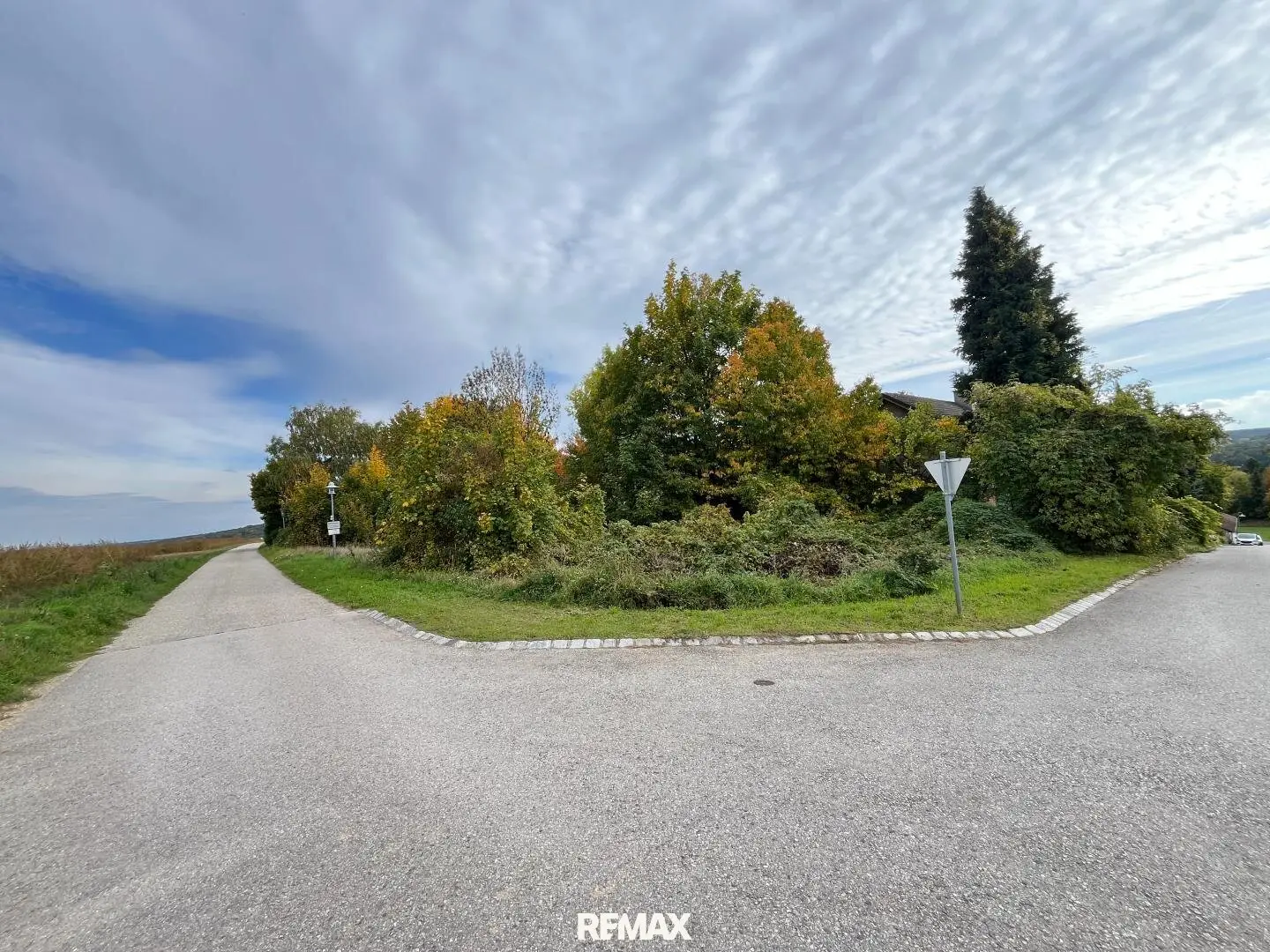 Attractive building plot in sunny location