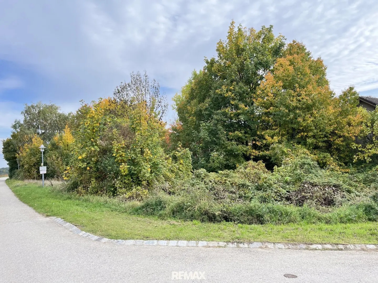 Attractive building plot in sunny location