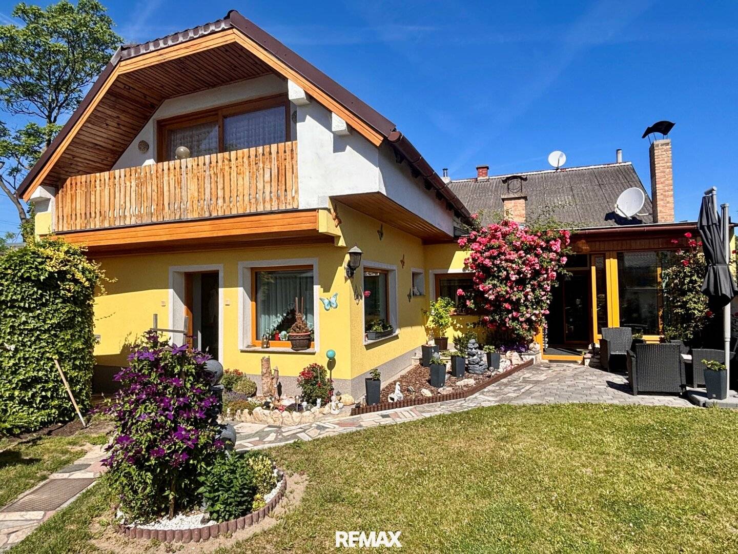 Single-family house with garden and second unit