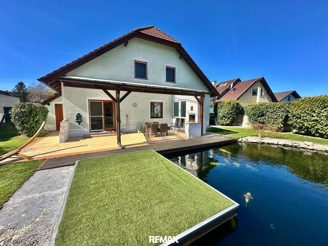 Einfamilienhaus mit Pool und Schwimmteich