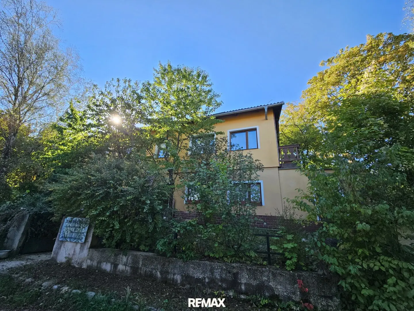 Single-family house in secluded location with garden
