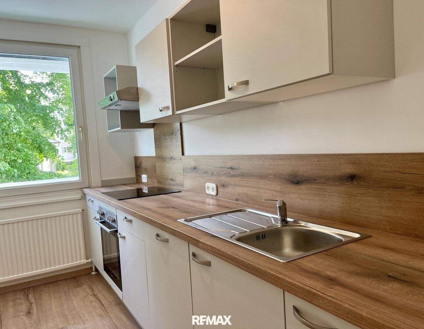 Wohnung stilvoll saniert Loggia und Parkplatz