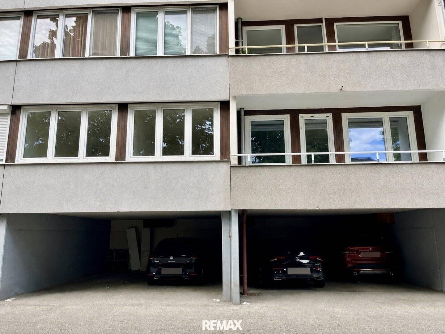 Wohnung stilvoll saniert Loggia und Parkplatz