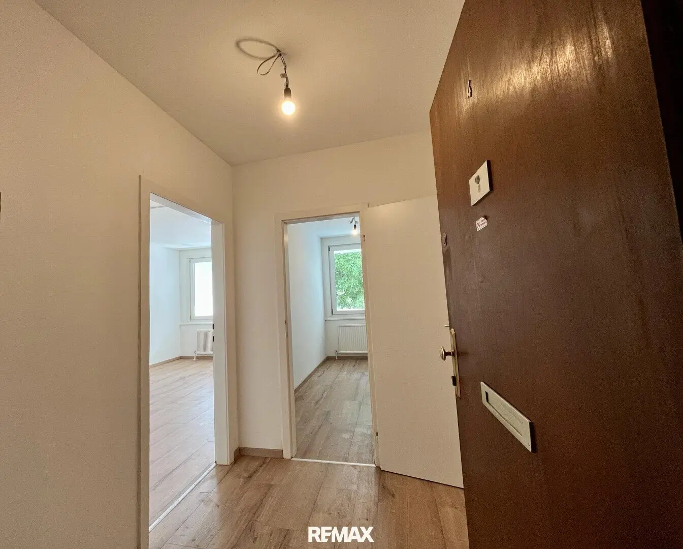 Wohnung stilvoll saniert Loggia und Parkplatz