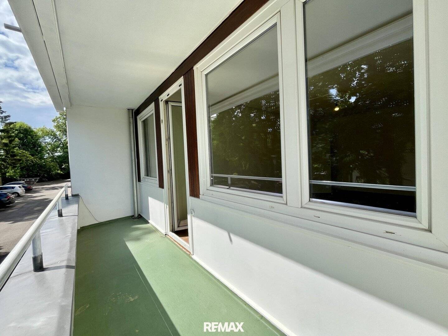Wohnung stilvoll saniert Loggia und Parkplatz