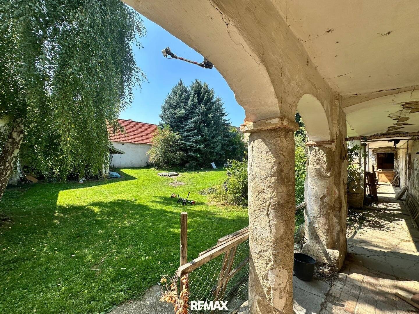Building plot with farmhouse in Drasenhofen