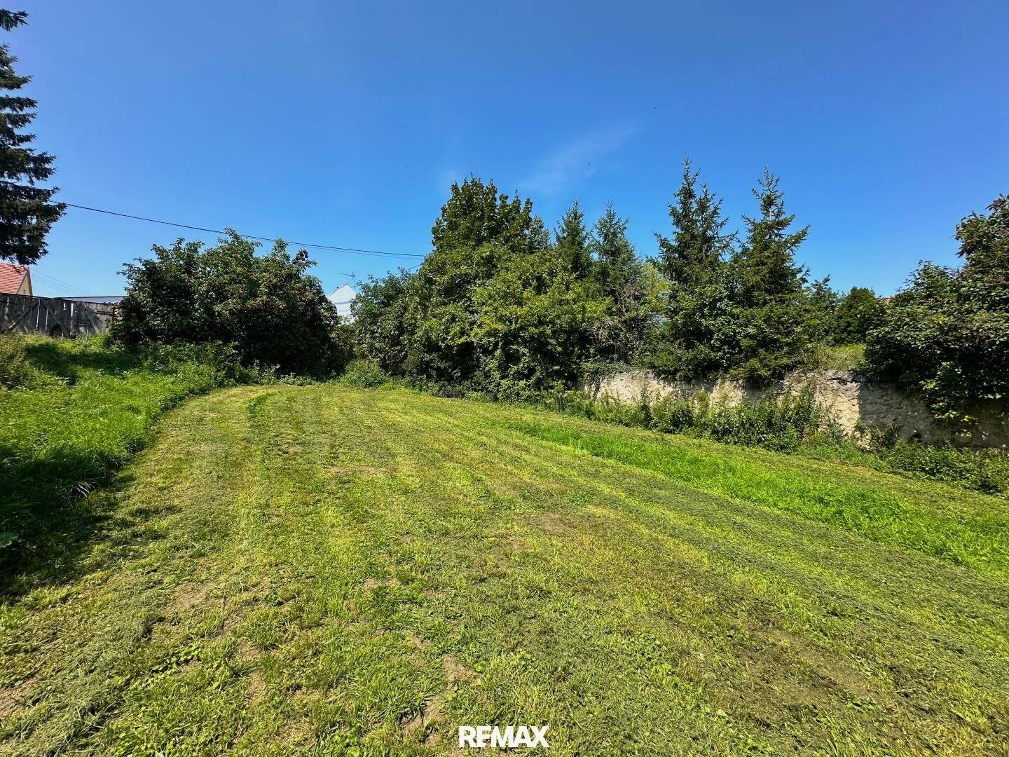 Building plot with farmhouse in Drasenhofen