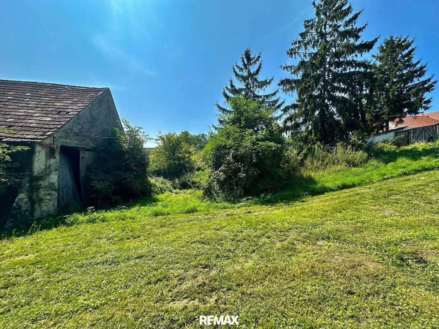 Building plot with farmhouse in Drasenhofen