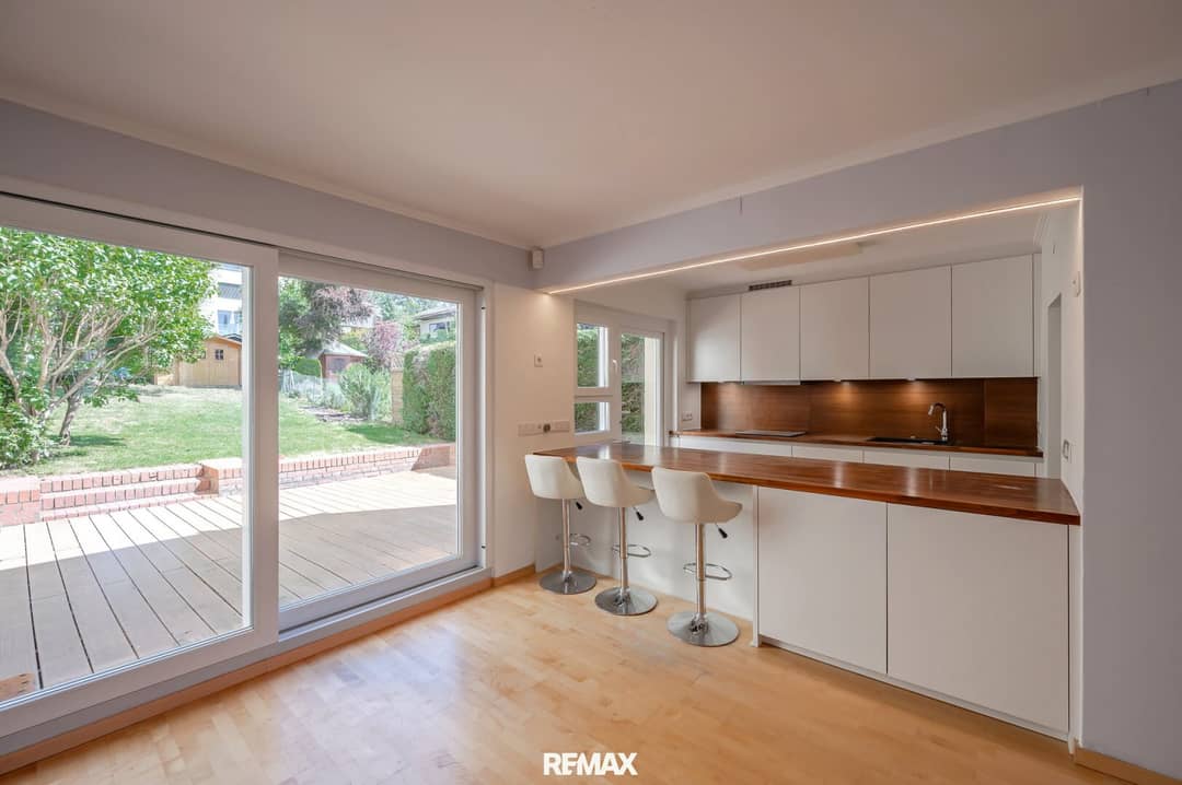 Grinzing: Modernes Haus mit Garten