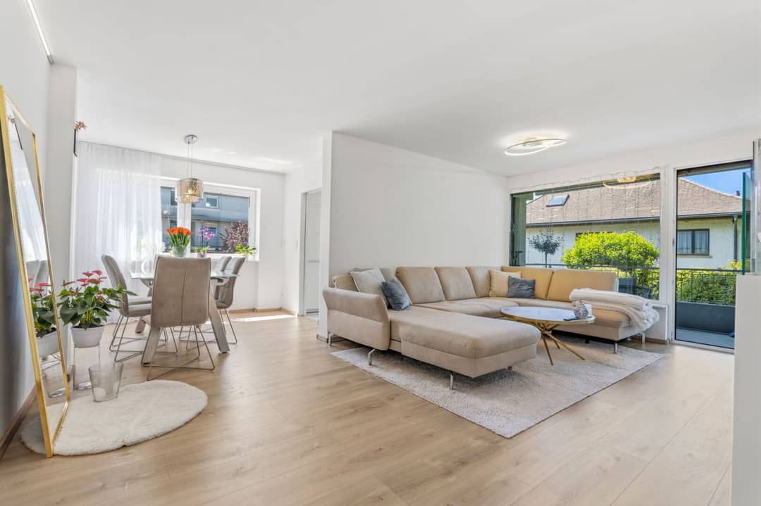 Moderne Wohnung mit Balkon und Einbauküche