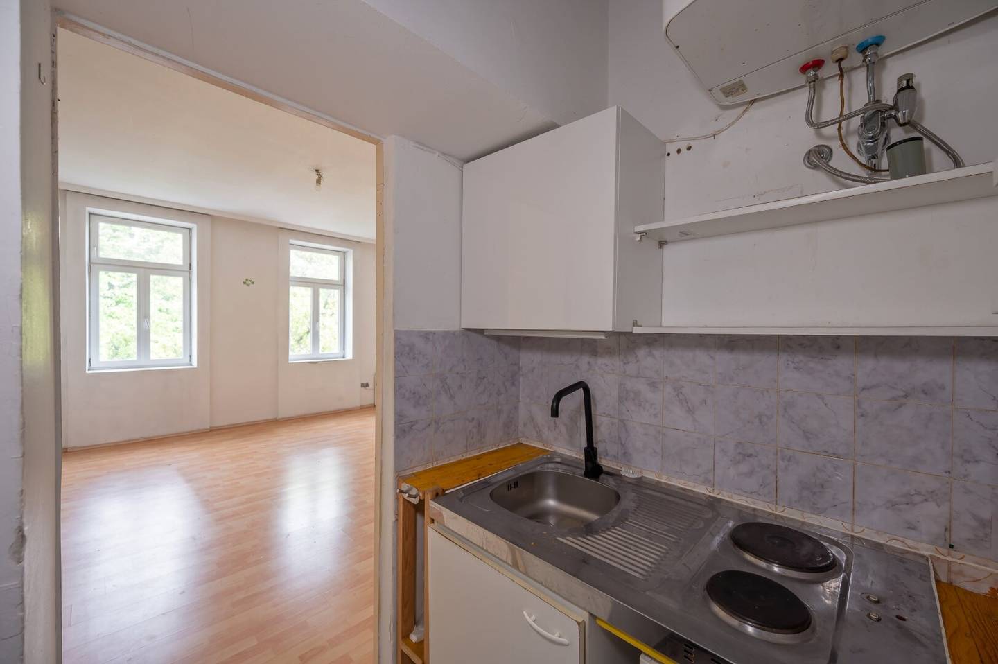 ++NEW++ Old building with potential renovation needed 1 room apartment
