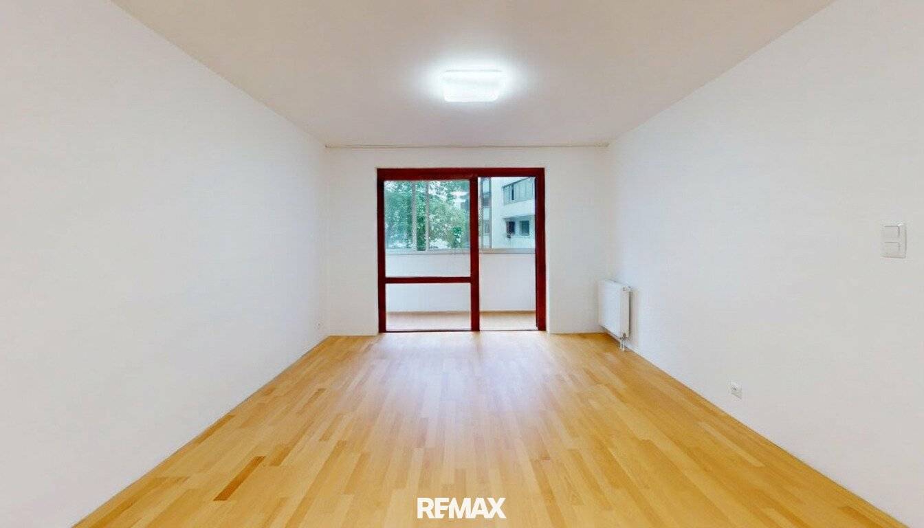 Courtyard facing apartment with loggia near U6