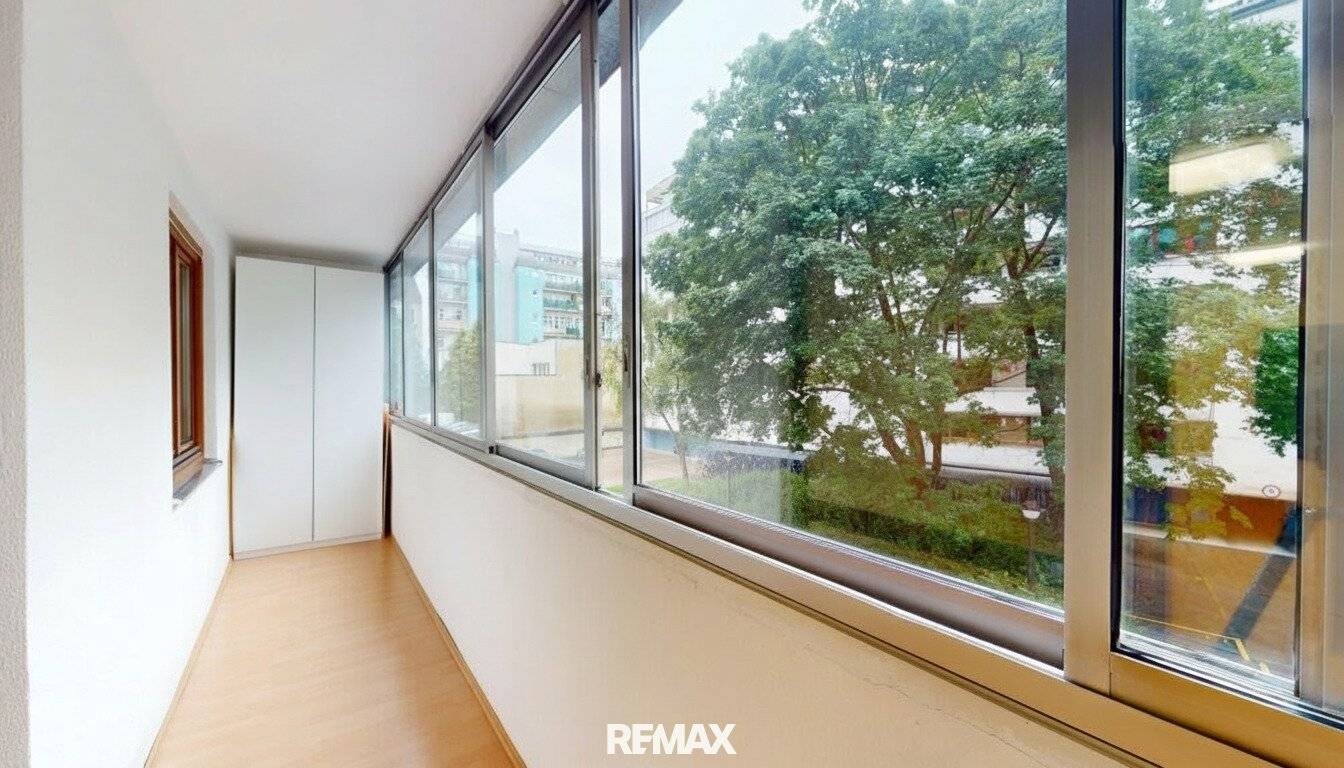 Courtyard facing apartment with loggia near U6