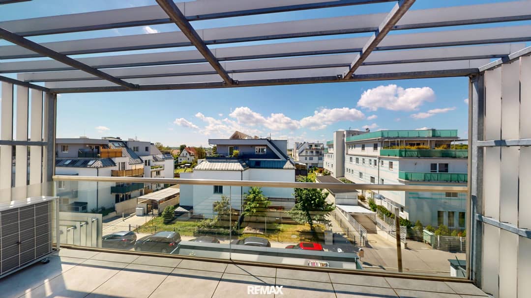 Dachgeschosswohnung mit 15 m² Terrasse und hellem Wohnzimmer in Aspern