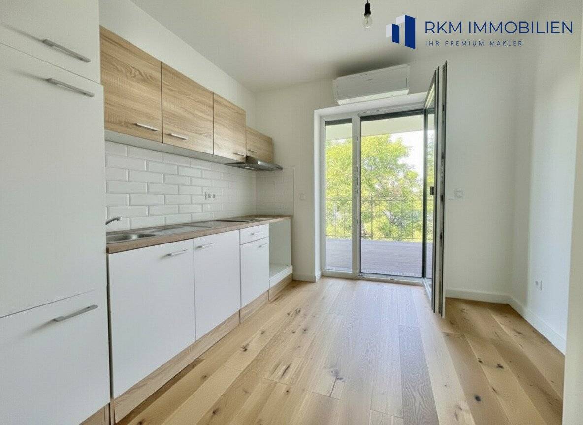 Modern apartment with balcony near U6