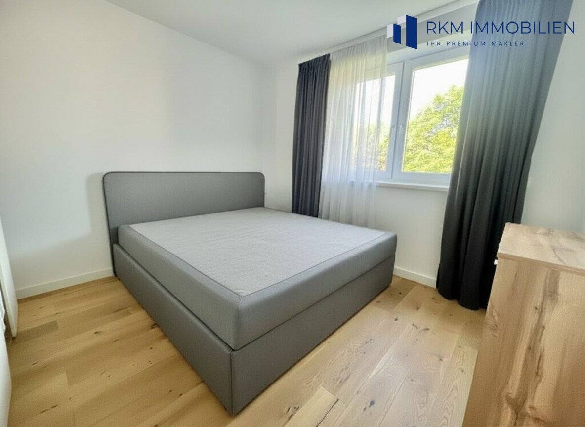 Modern apartment with balcony near U6