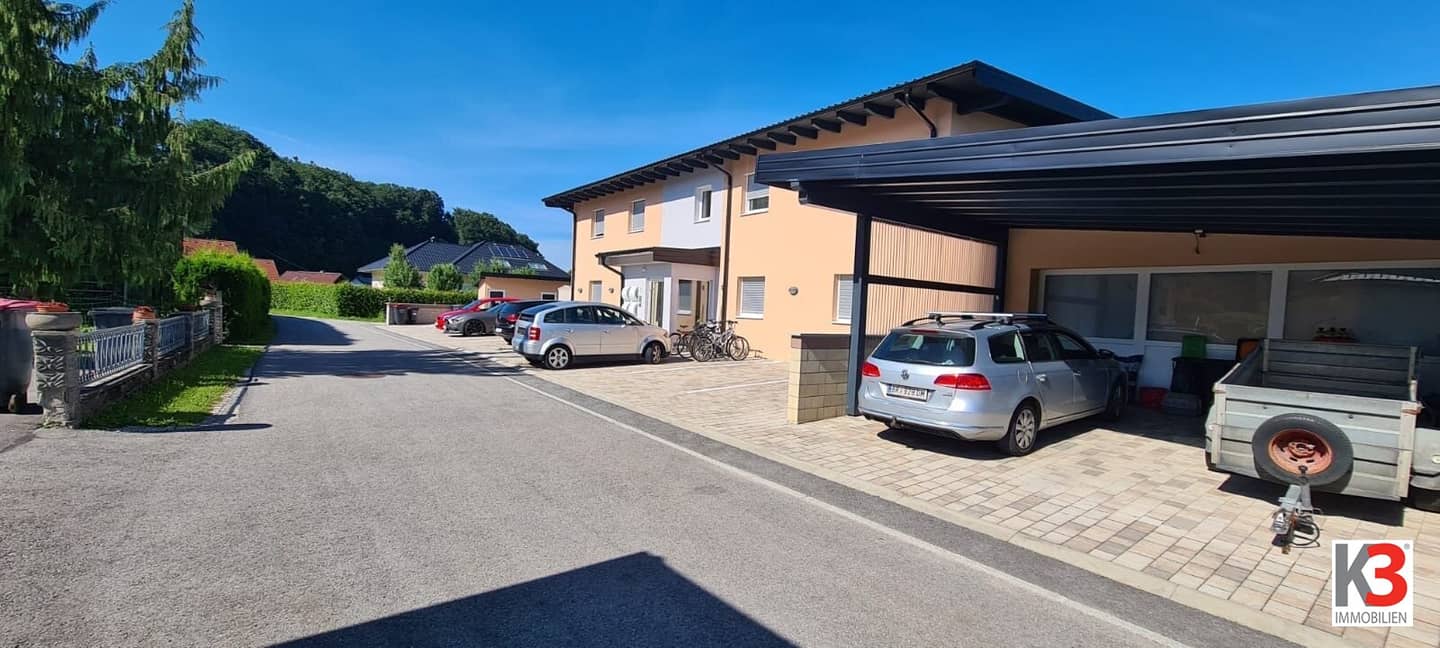 Wohnung mit großer Terrasse und zwei Parkplätzen