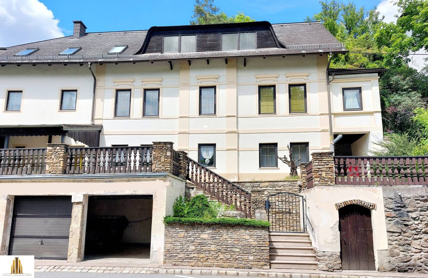 Ehemaliges Gästehaus mit Blick auf die Rosenburg