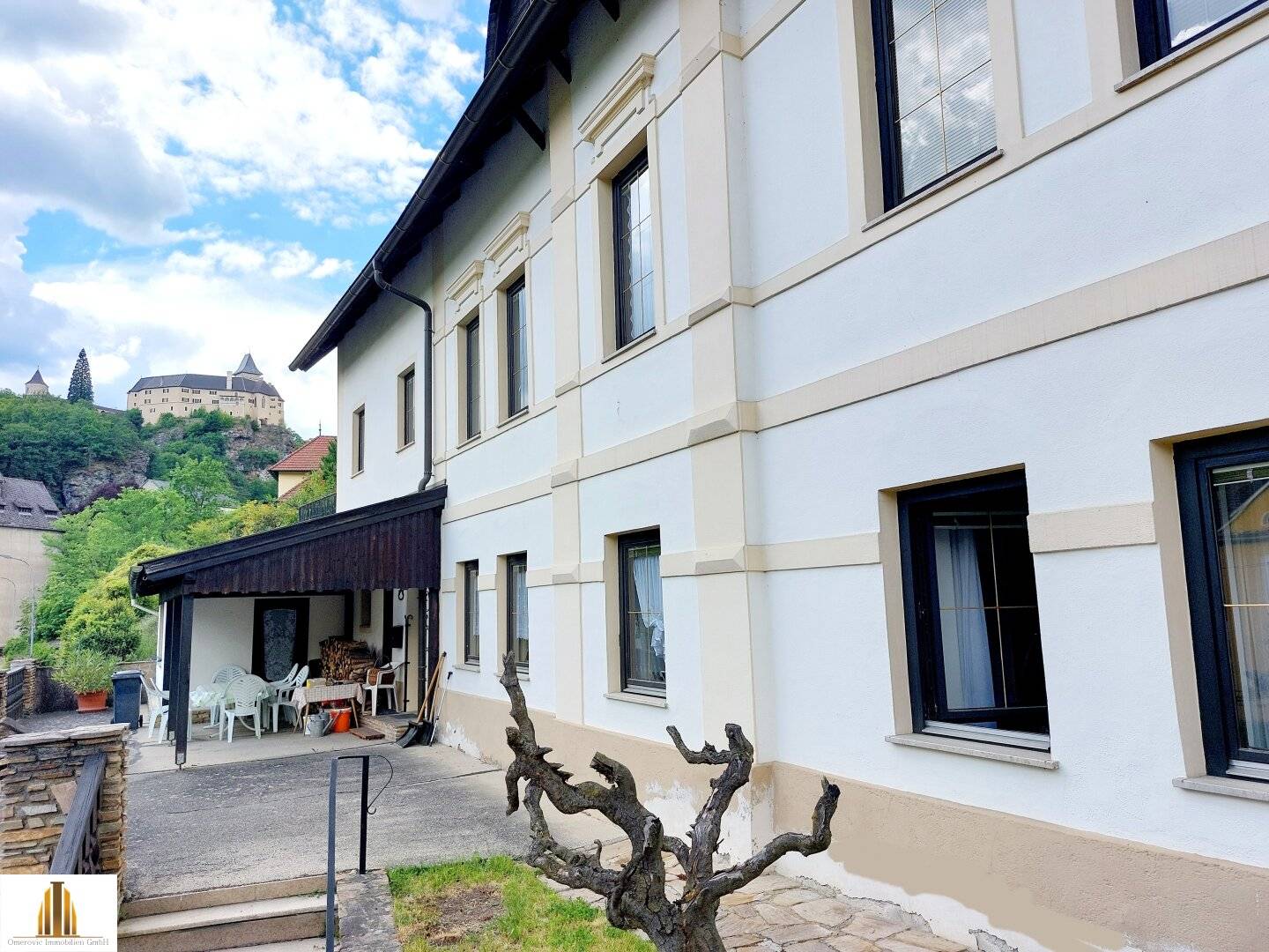 Ehemaliges Gästehaus mit Blick auf die Rosenburg