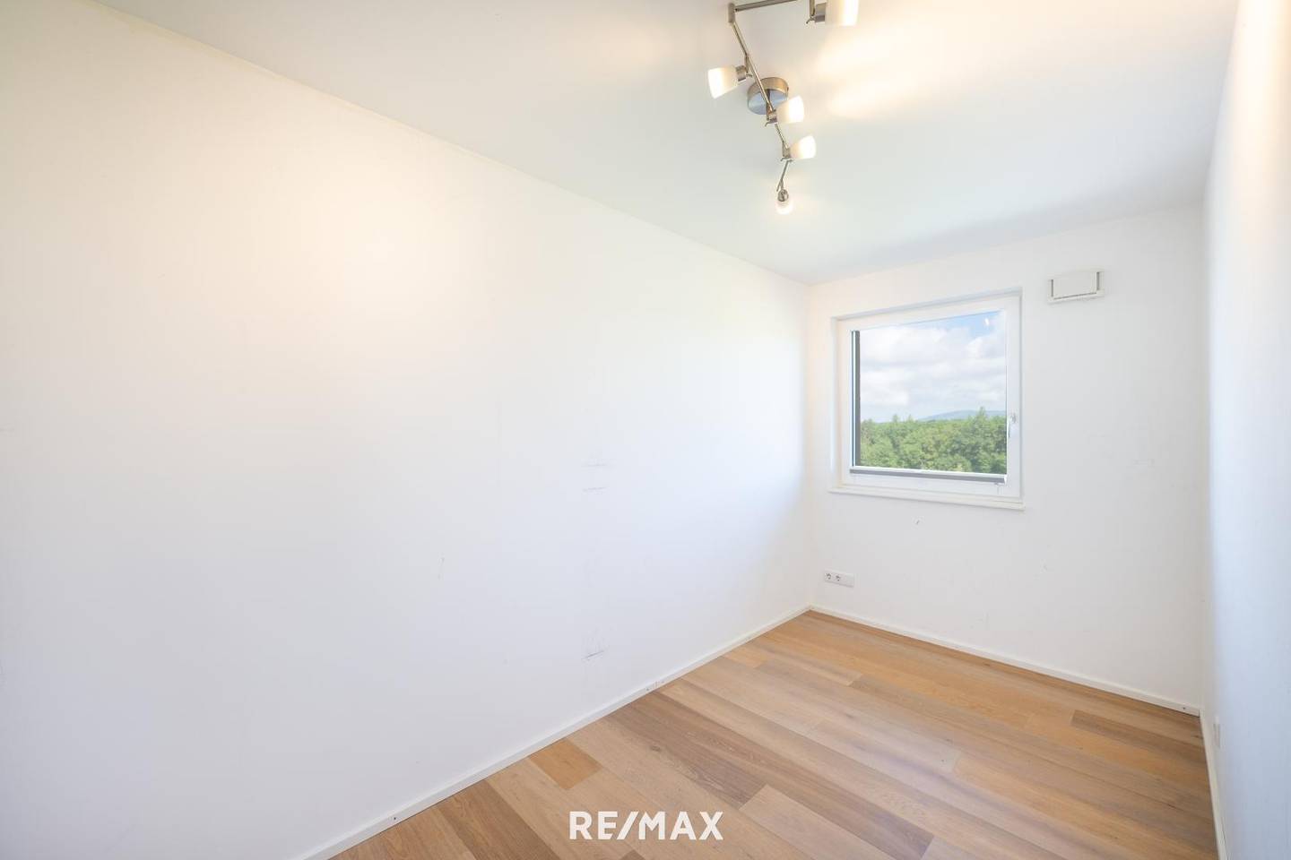 Moderne Wohnung mit Balkon und Tiefgarage