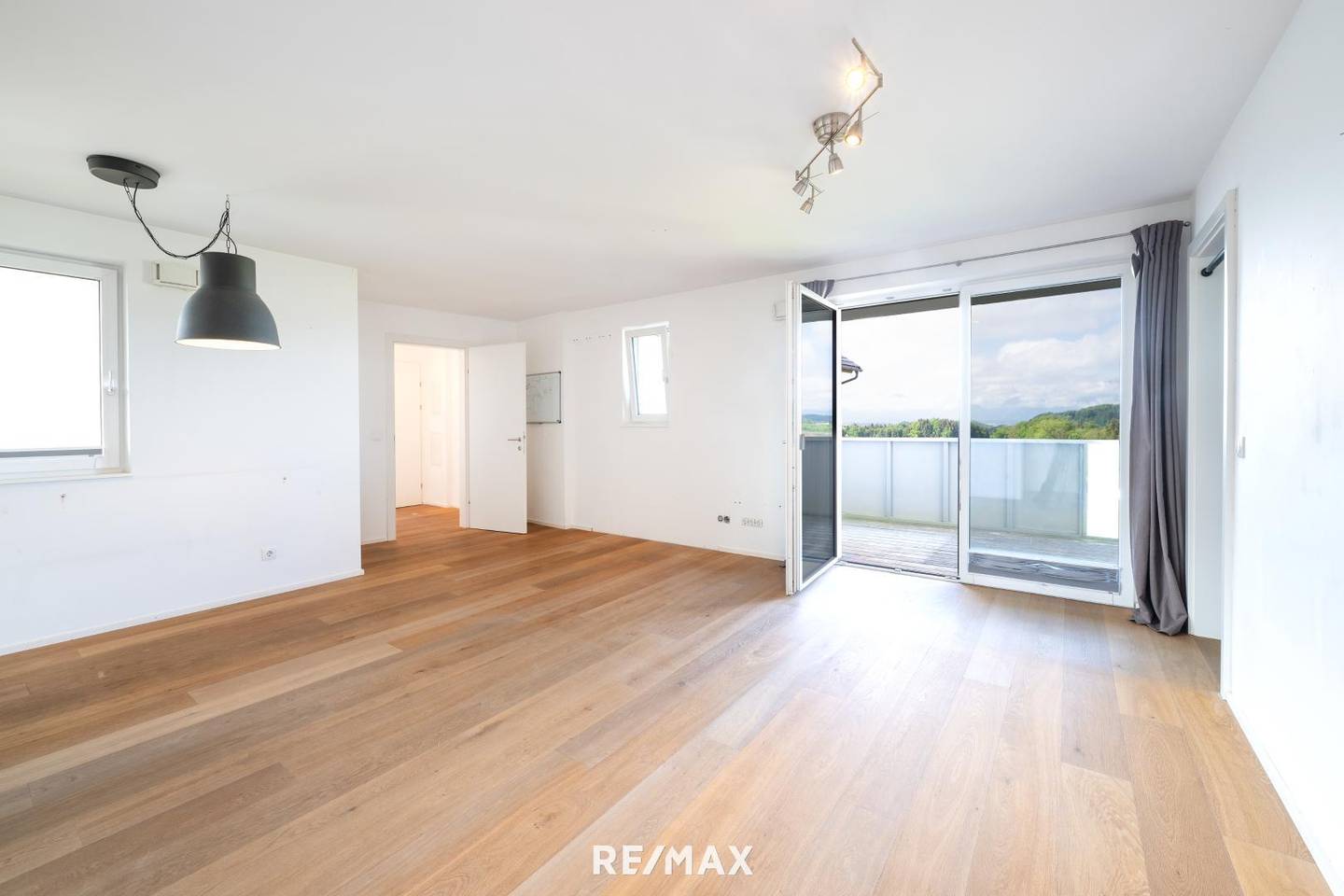 Moderne Wohnung mit Balkon und Tiefgarage