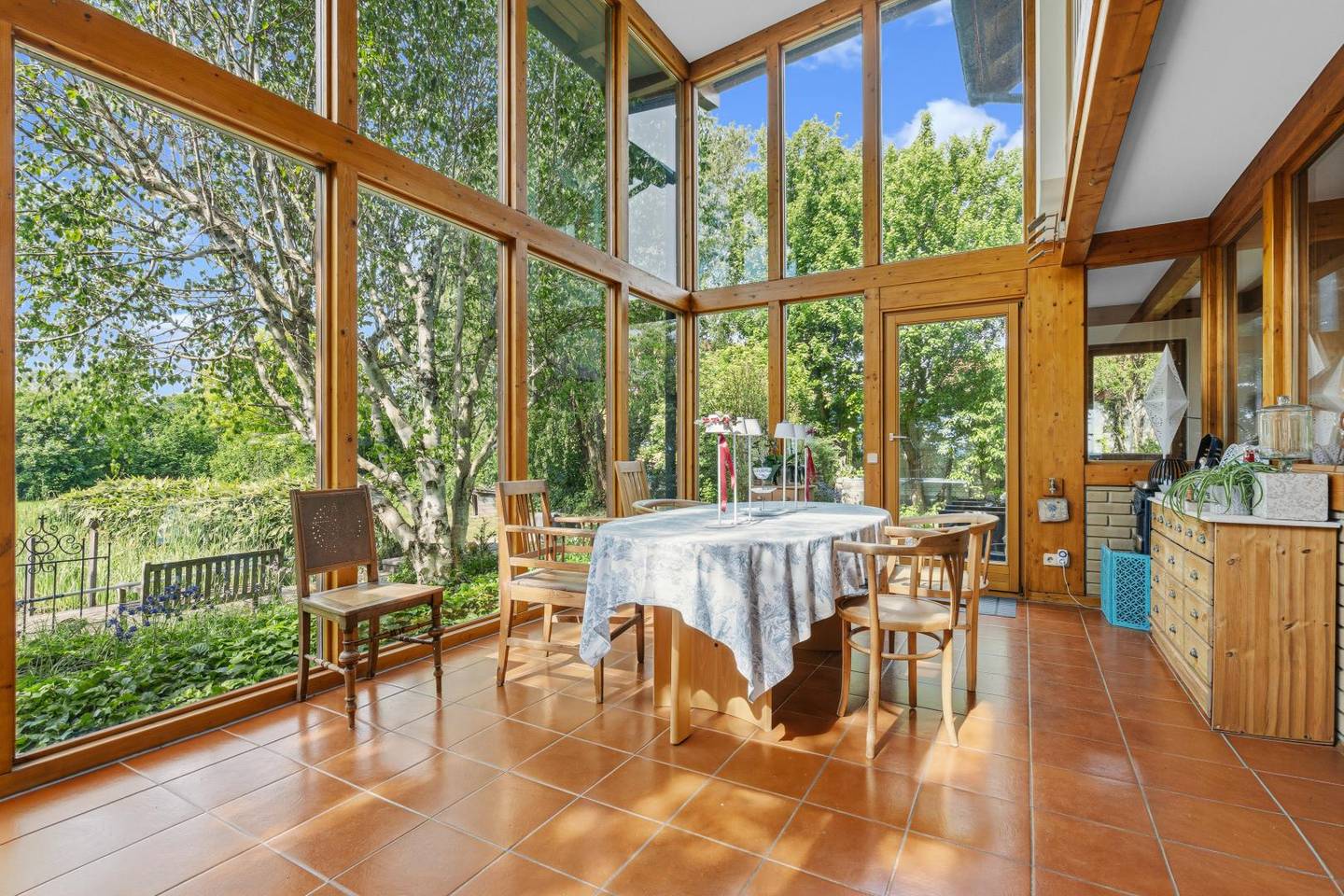 Lichtdurchflutetes Landhaus mit Naturpool