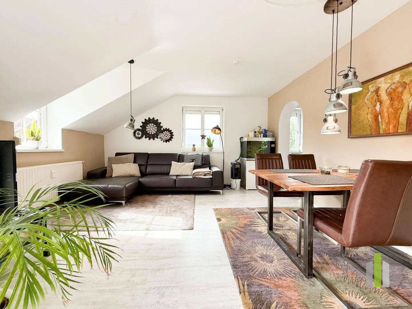 Lichtdurchflutete Dachgeschosswohnung mit Loggia