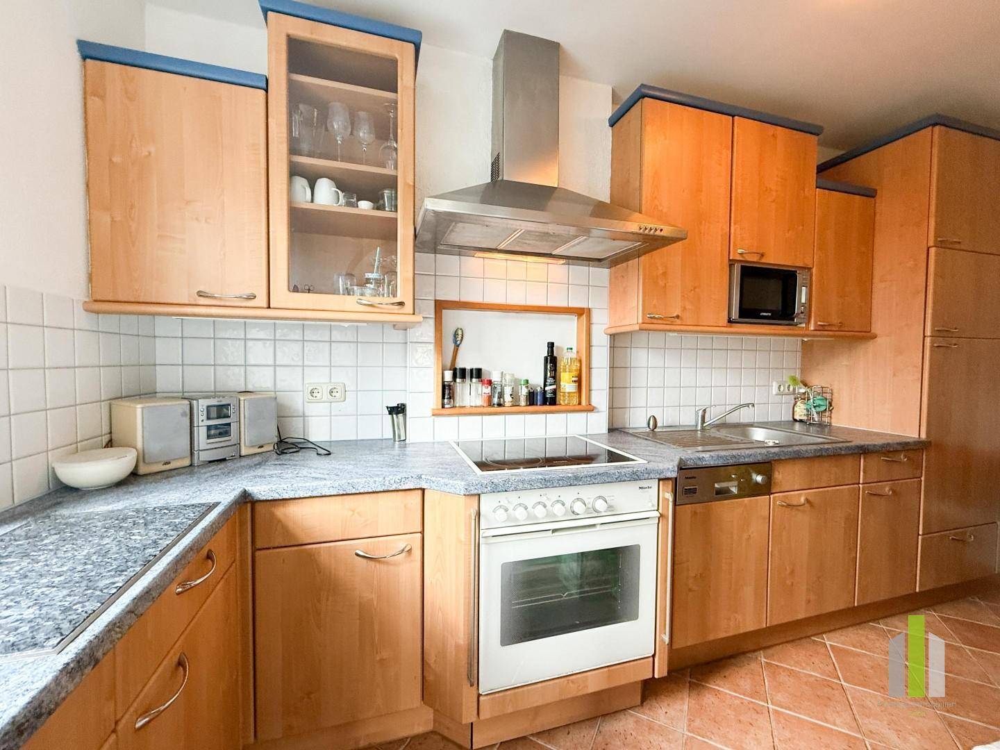Helle Wohnung mit Balkon und Carport