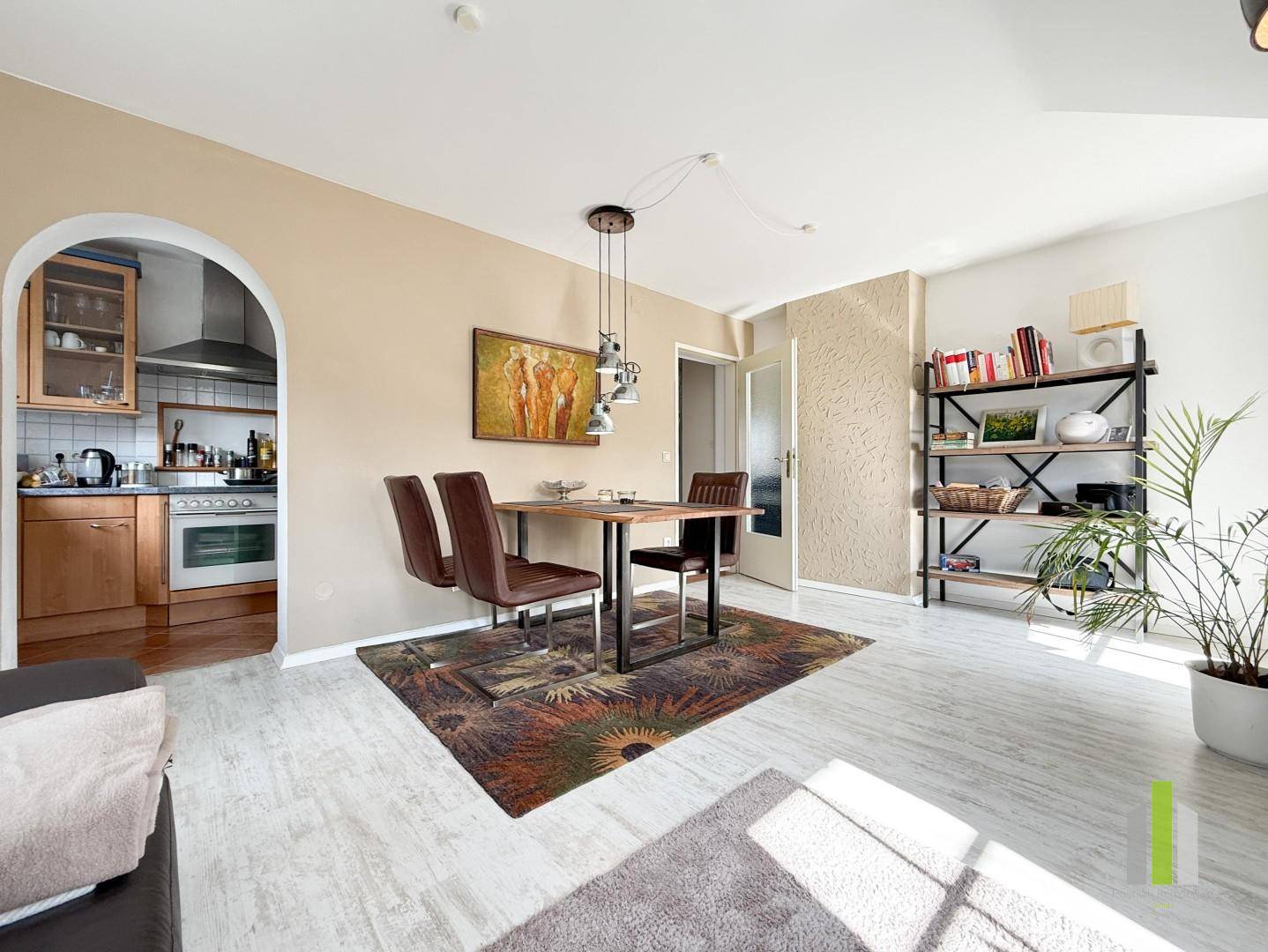 Helle Wohnung mit Balkon und Carport