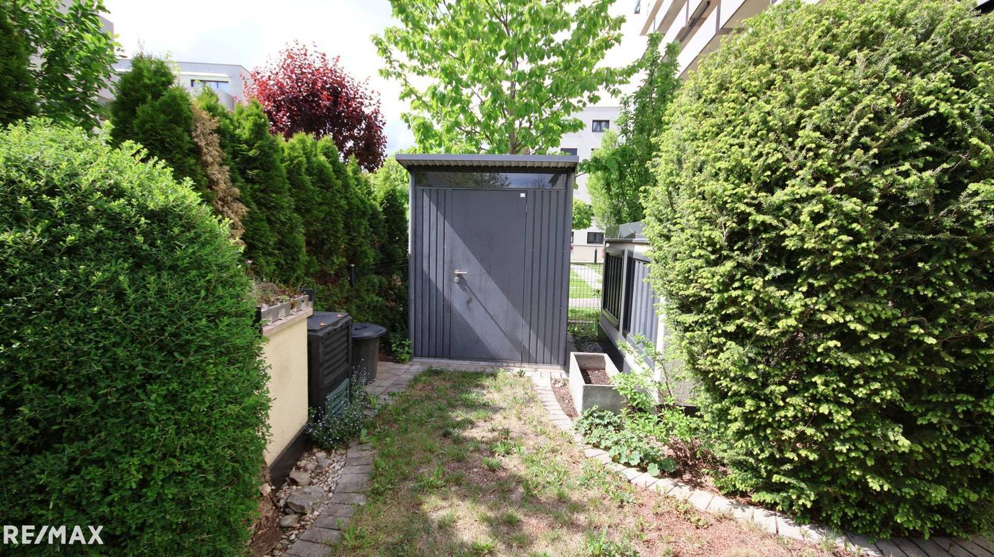 Wohnung mit Garten und Terrasse und moderner Küche