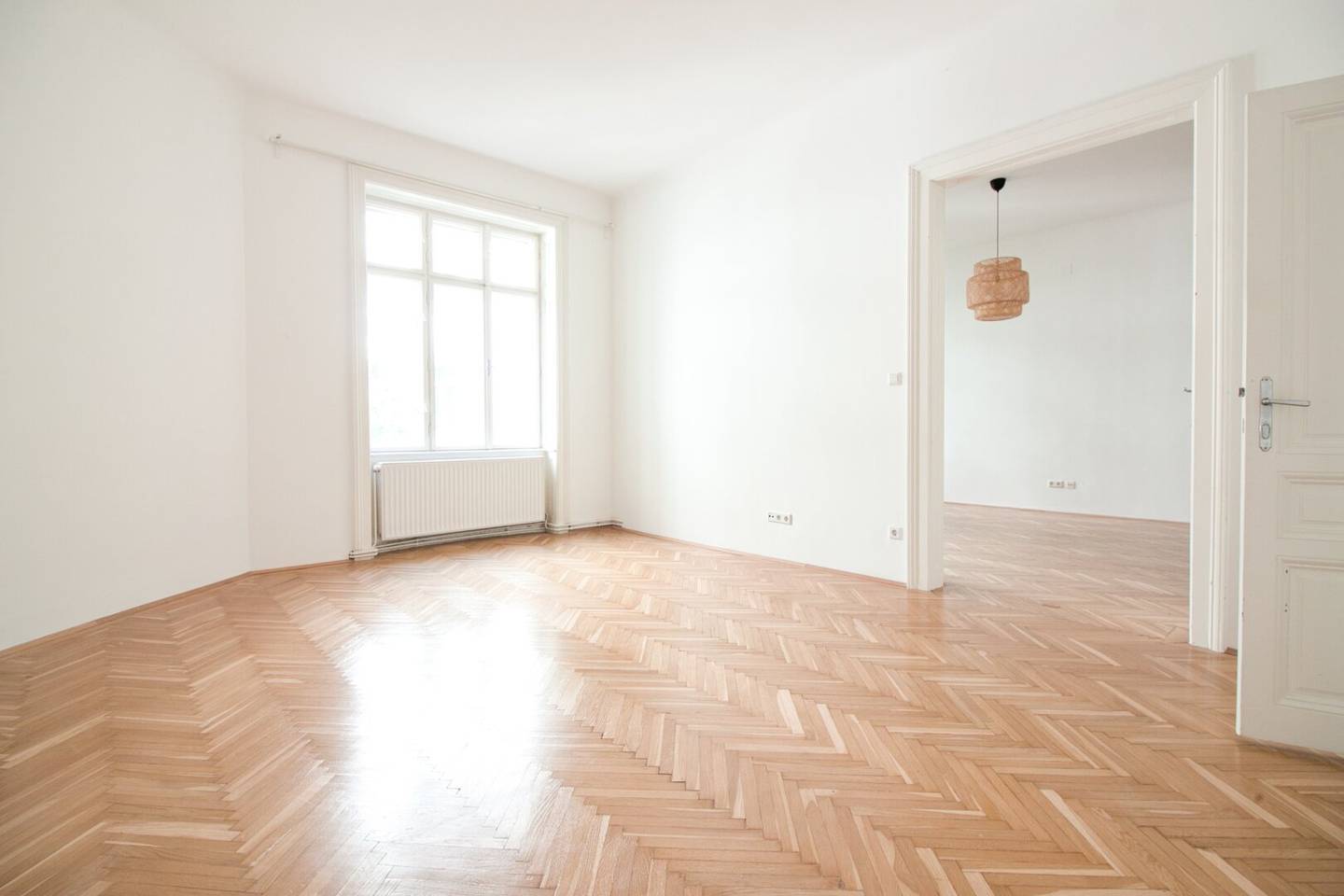 Apartment in an old building with courtyard near U6 Burggasse