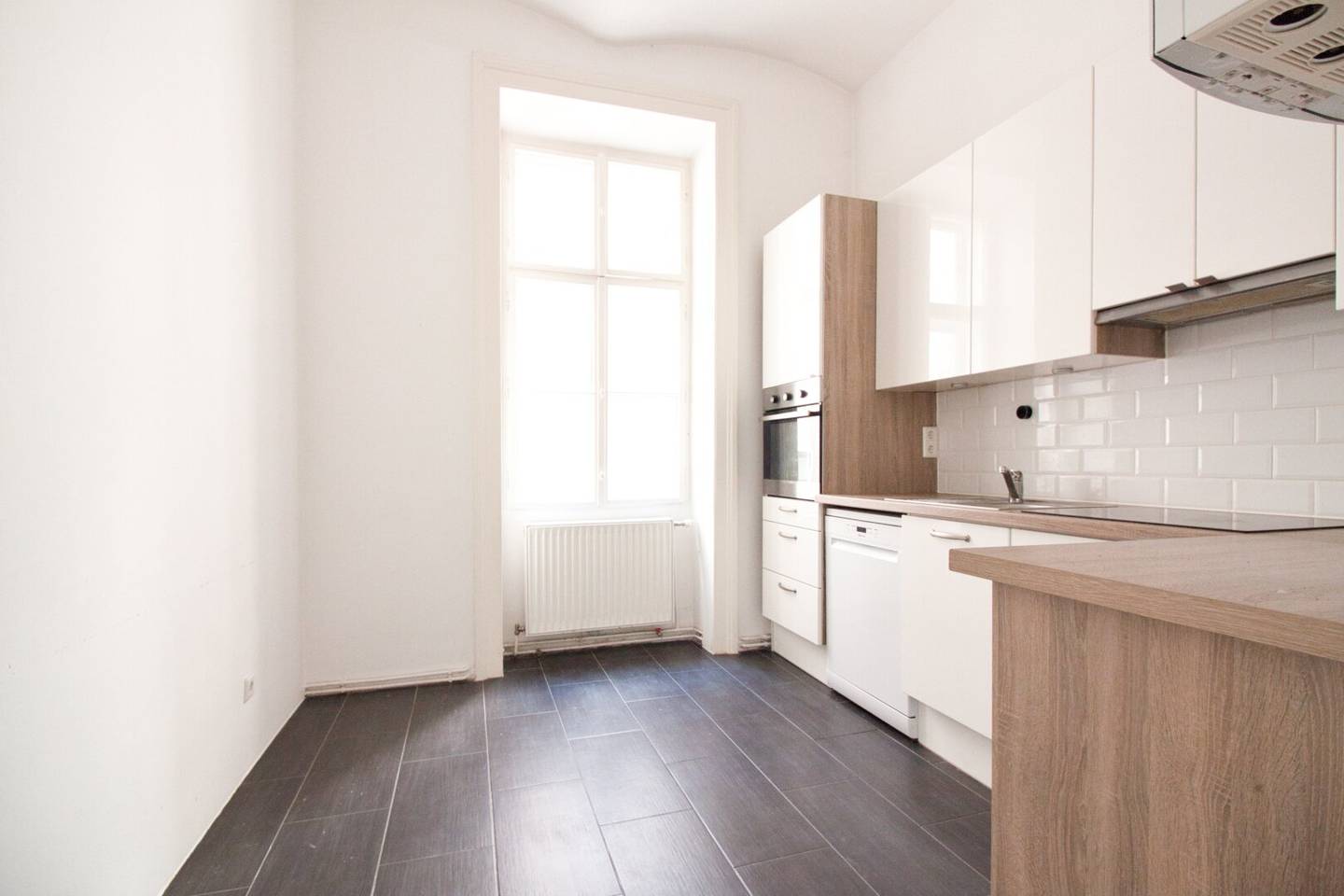 Apartment in an old building with courtyard near U6 Burggasse