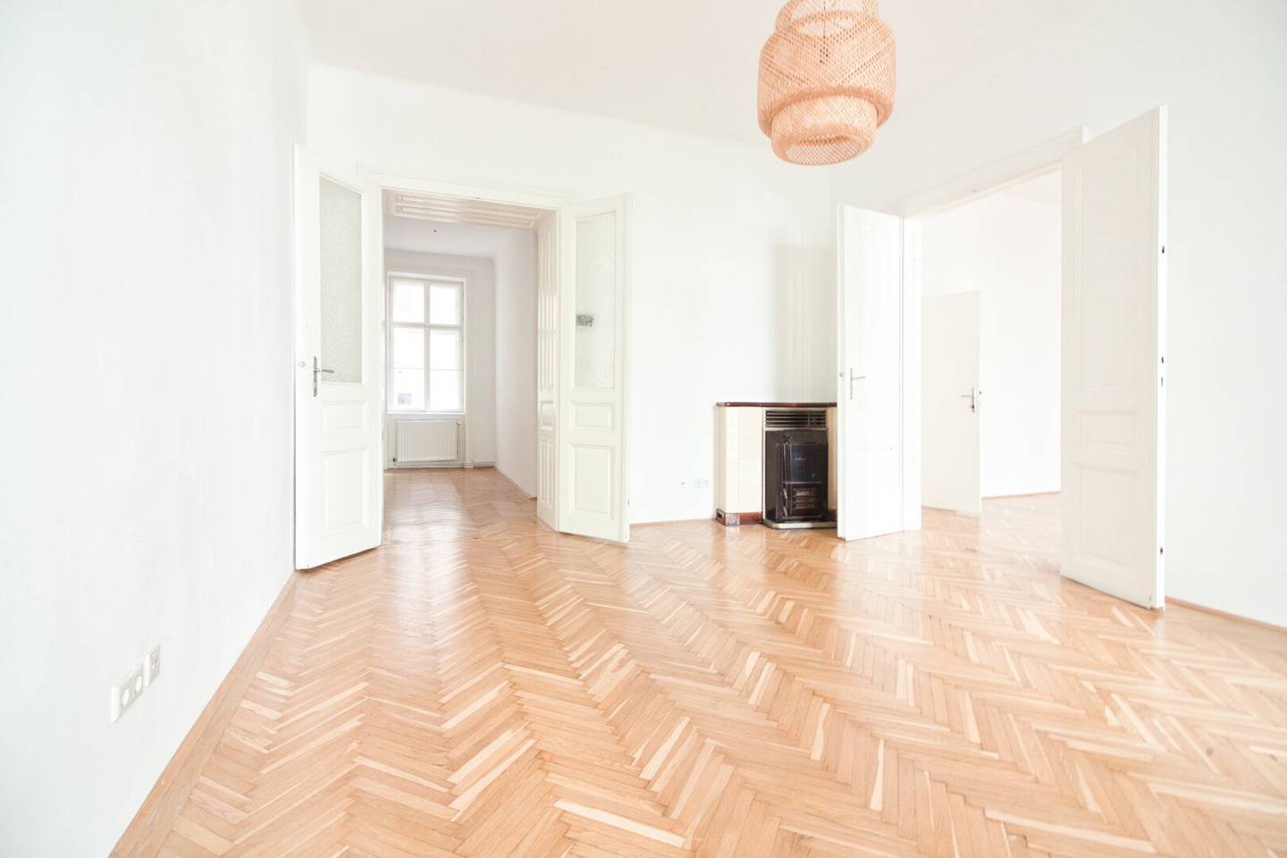 Apartment in an old building with courtyard near U6 Burggasse