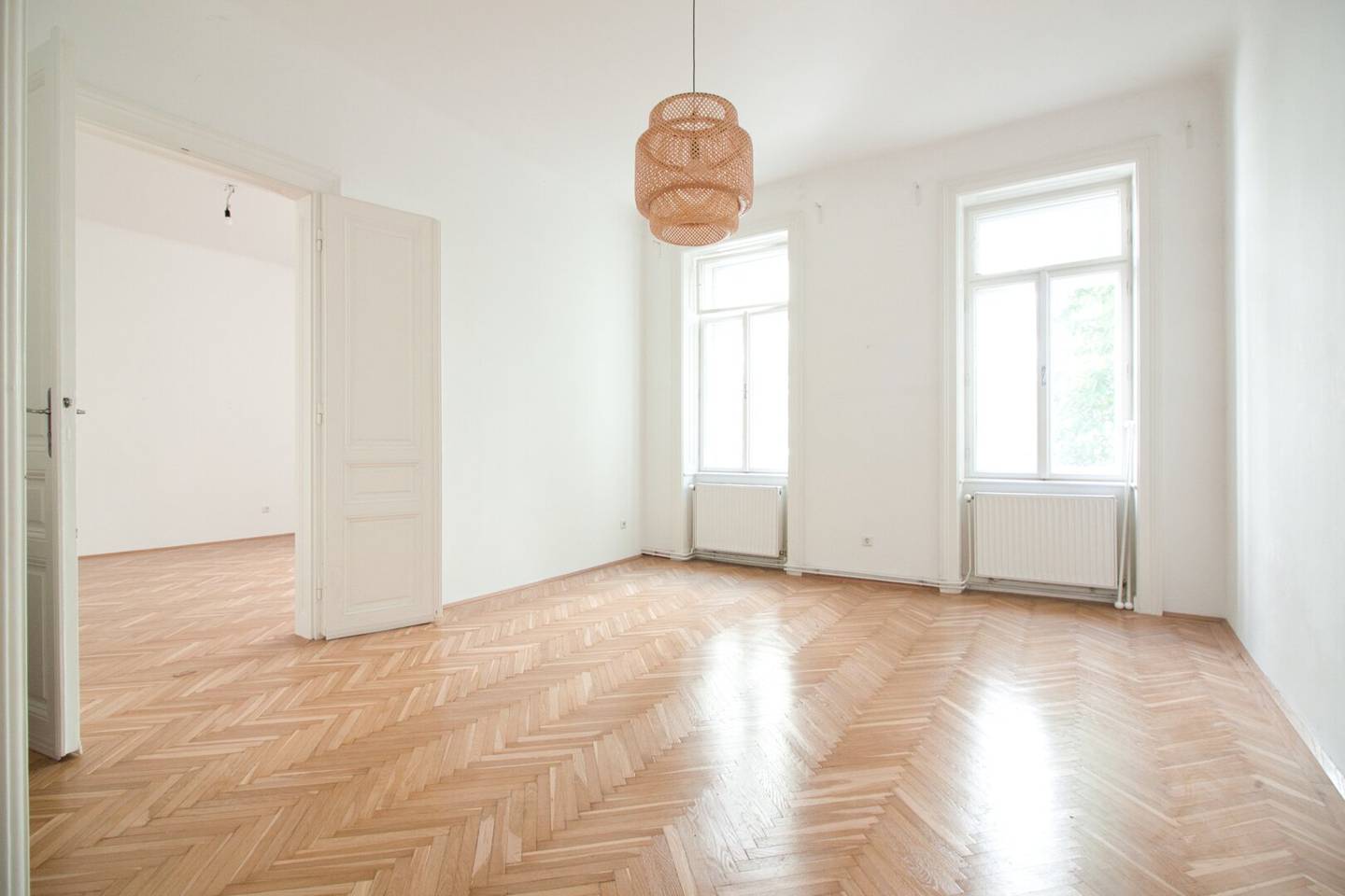 Apartment in an old building with courtyard near U6 Burggasse