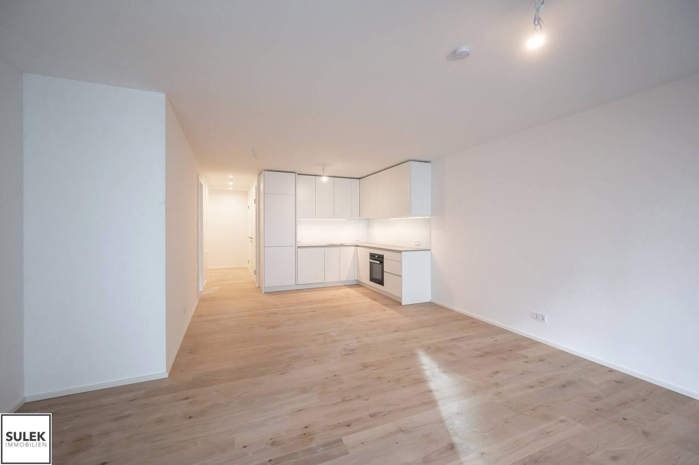 Urban living in the 7th district: Stylish corner apartment with loggia and work area available from 01.11