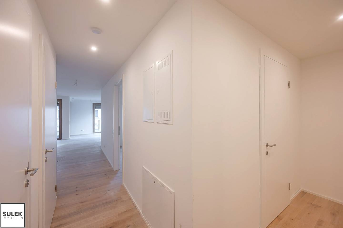 Urban living in the 7th district: Stylish corner apartment with loggia and work area available from 01.11