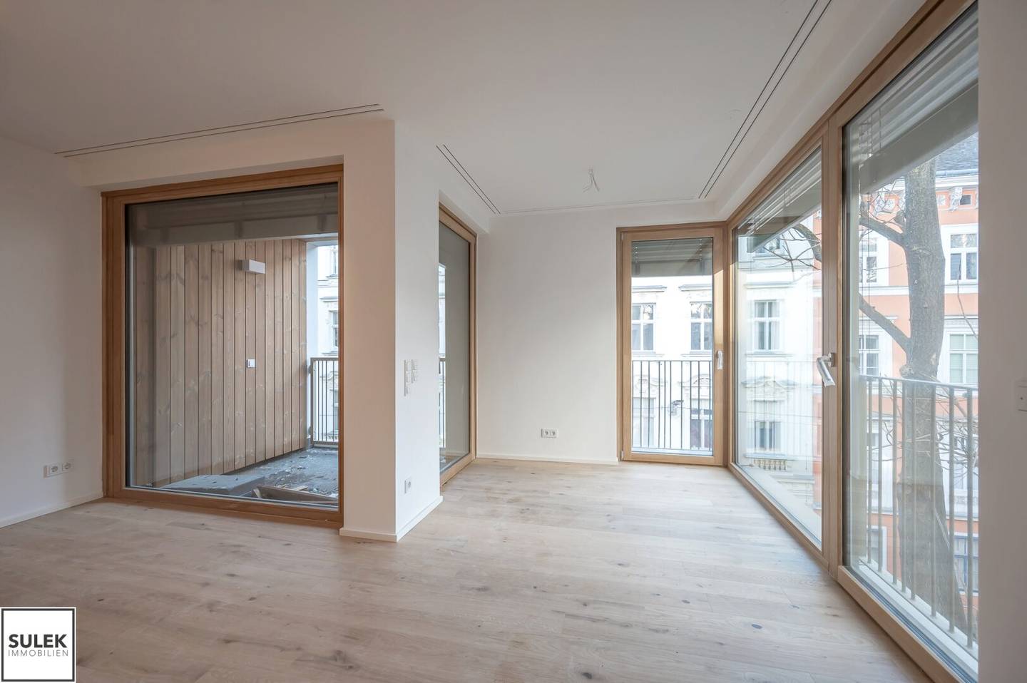 Urban living in the 7th district: Stylish corner apartment with loggia and work area available from 01.11