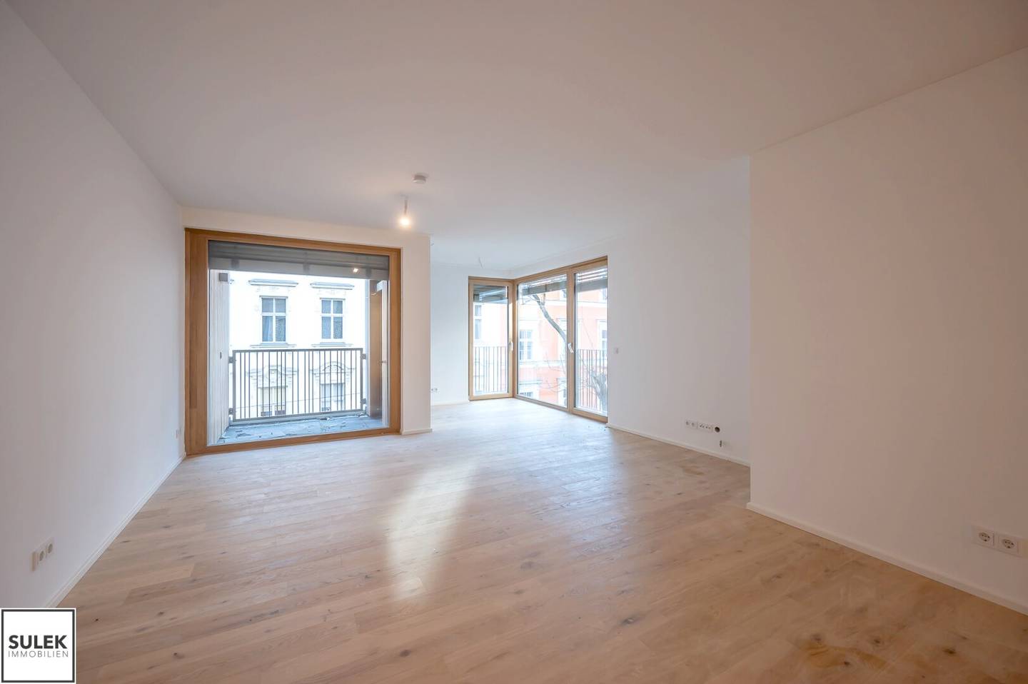 Urban living in the 7th district: Stylish corner apartment with loggia and work area available from 01.11
