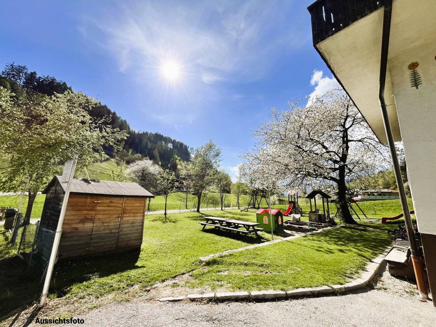 Plot with planned single family house in sunny location