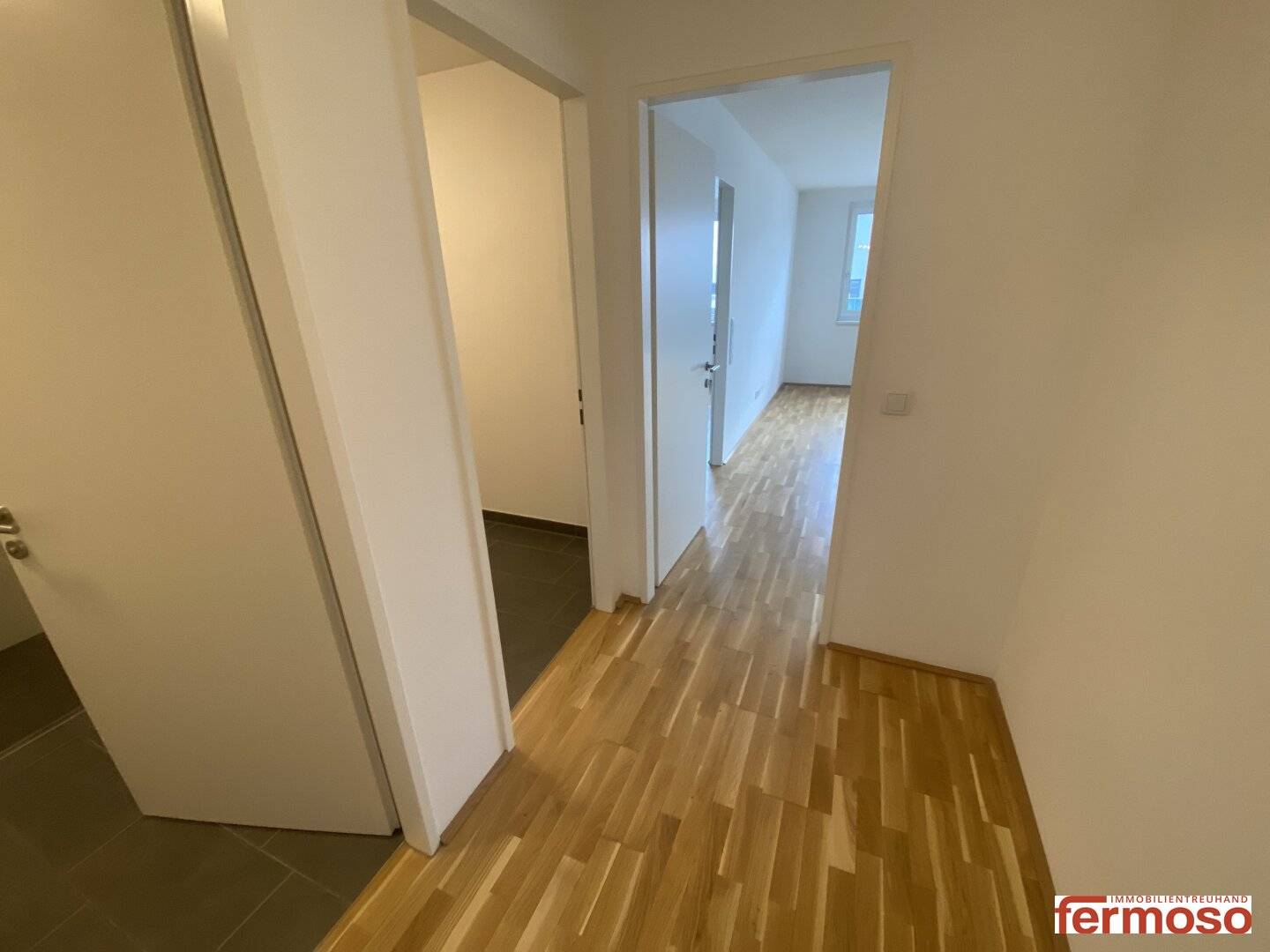 Moderne Wohnung mit großzügiger Wohnküche und Balkon