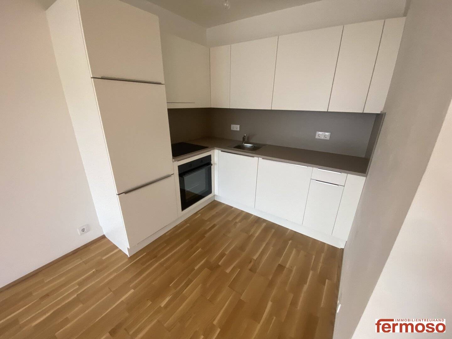 Moderne Wohnung mit großzügiger Wohnküche und Balkon